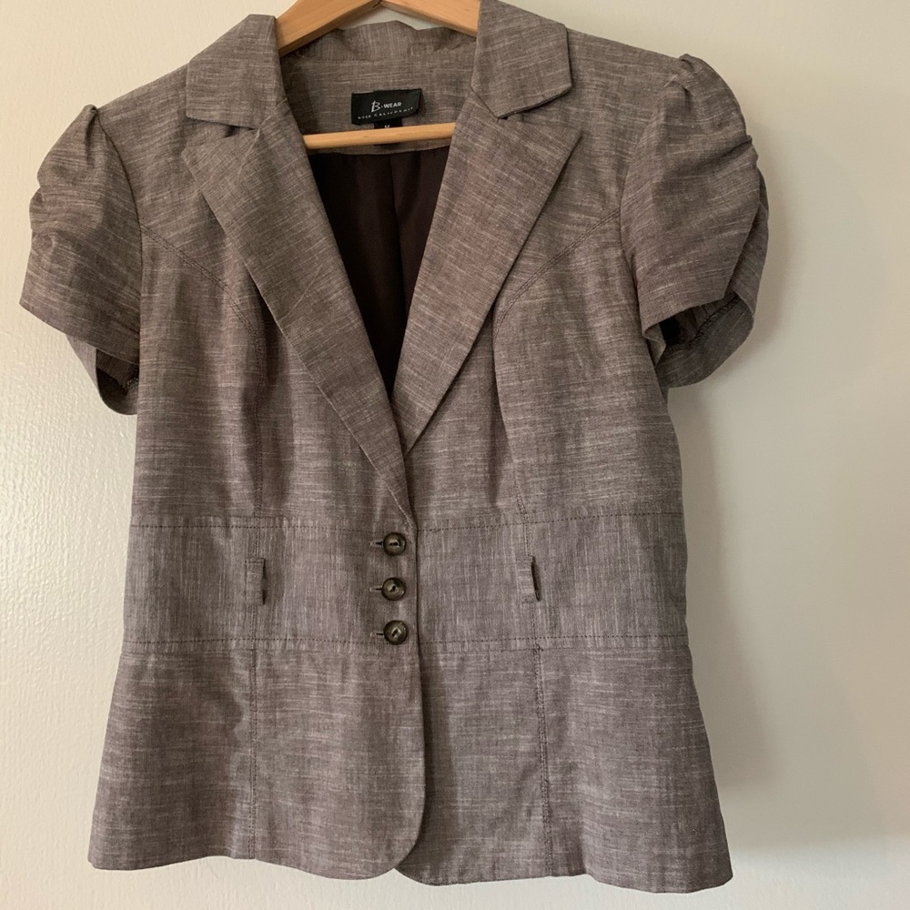 Fitted, pleated suit jacket